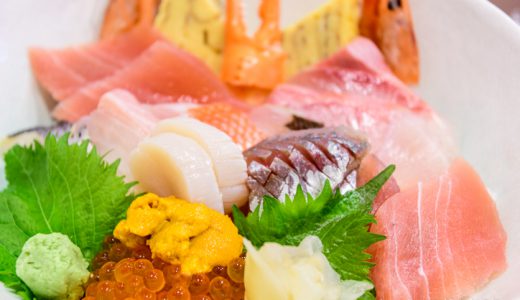 ボリューム満点で幸せになれる海鮮丼を湯元通りで食べよう！